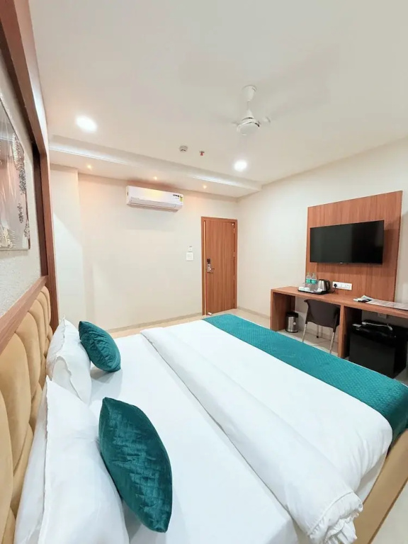 Deluxe Double room (full double bed)