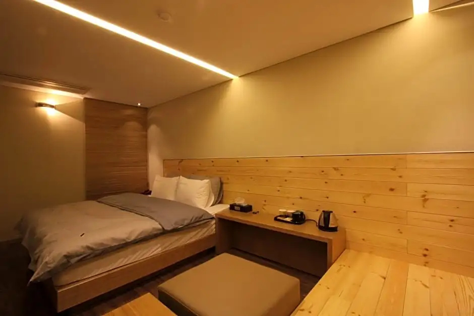Deluxe Double room (full double bed)
