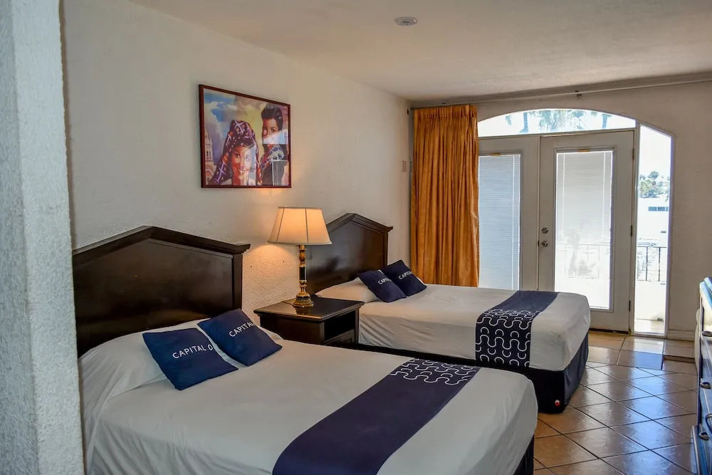 Standard Quadruple room with city view