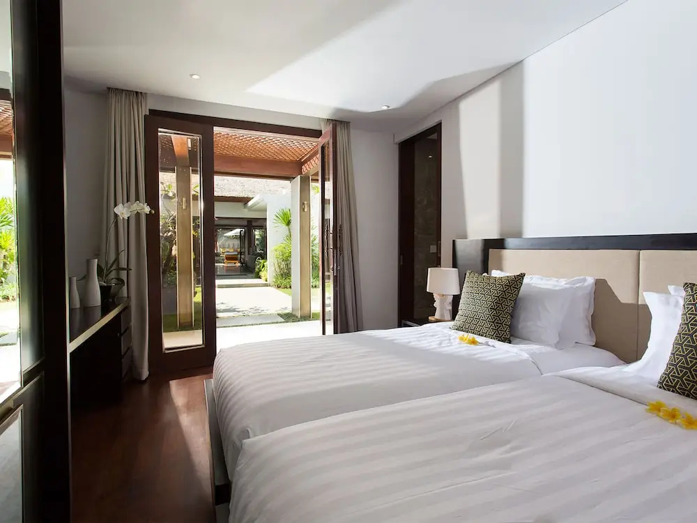 6 Bedrooms Villa