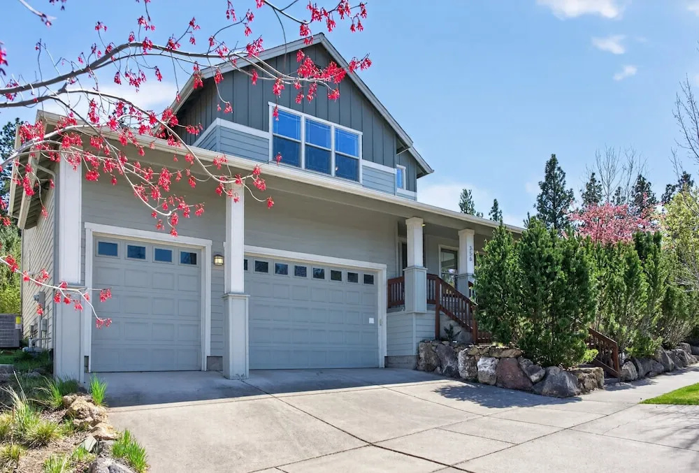 Flagline Trail 5 Bedroom Home by RedAwning