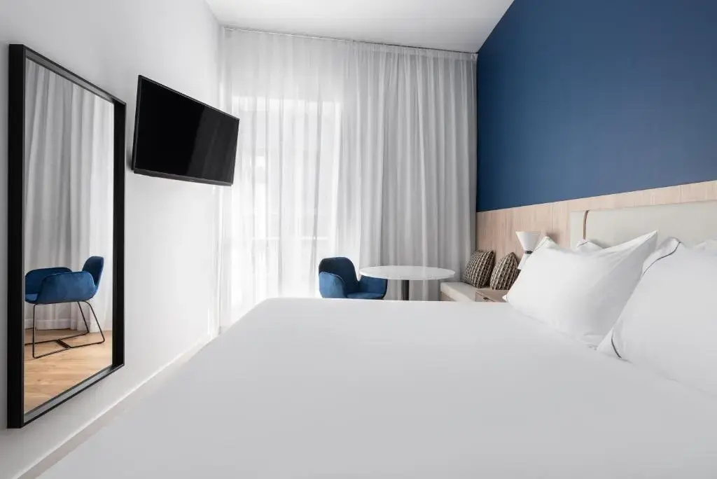 Deluxe Double room with balcony (full double bed)
