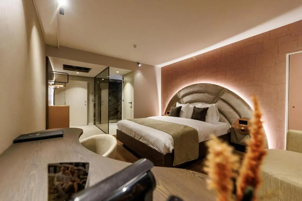 Deluxe Double room (full double bed)