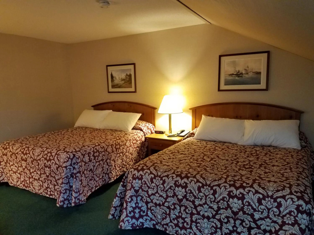 Commodores Inn — 3