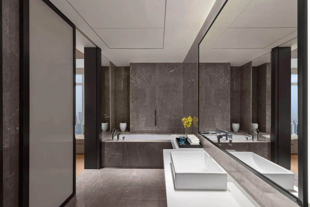 Deluxe Quadruple room with city view
