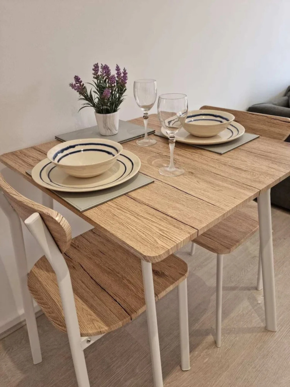 360 Serviced Accommodations - Waterfront Retreat - Modern Apartment