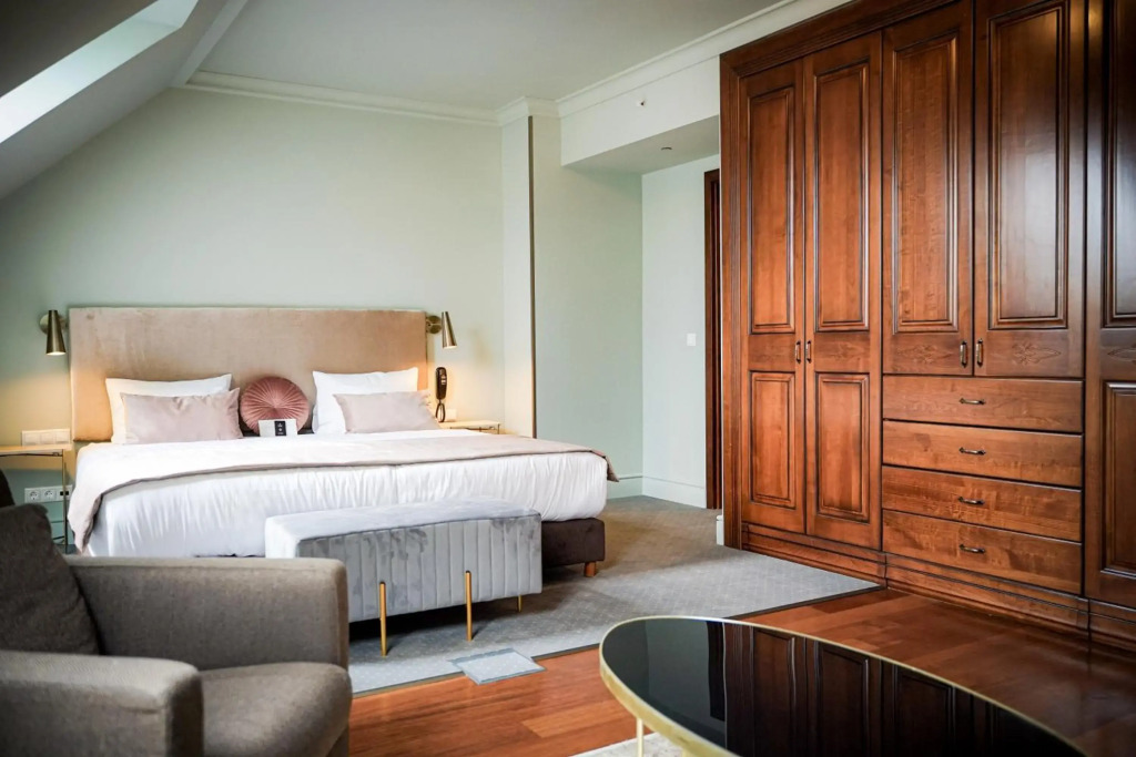 Queen's Court Hotel & Residence — фото 4