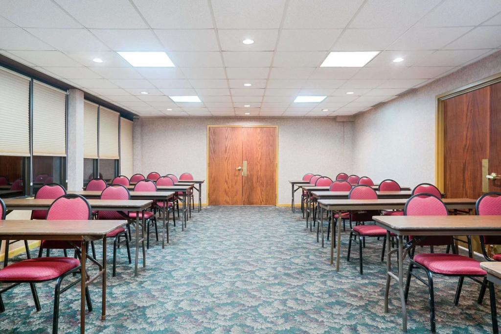 Ramada Hotel & Conference Center by Wyndham Plymouth - Général