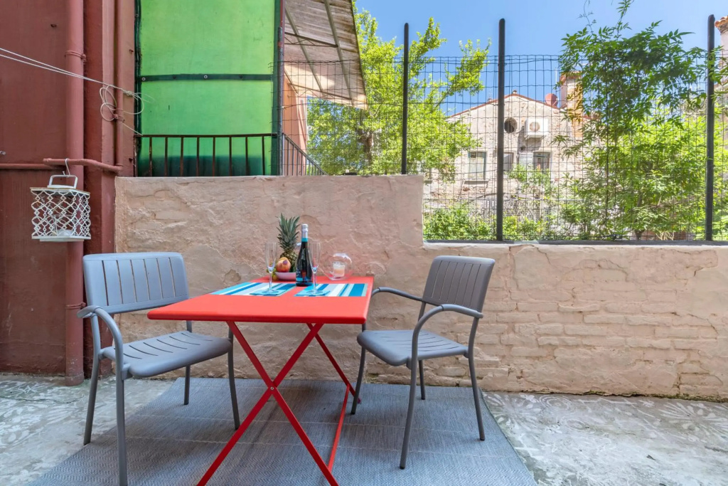 Snug Apartment With Private Courtyard M0270422677
