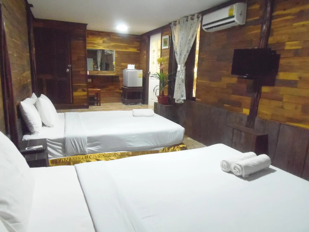 Standard Quadruple room with garden view