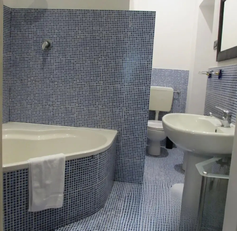 Standard Double room with balcony (full double bed)