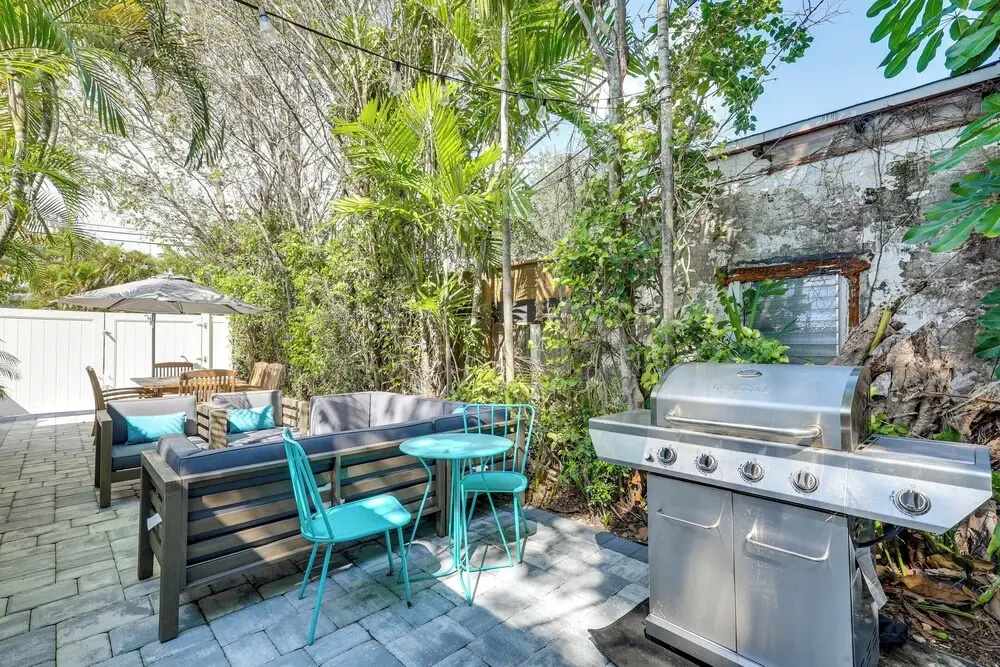 Walk to Dining & Nightlife! Chic Apt Near Las Olas