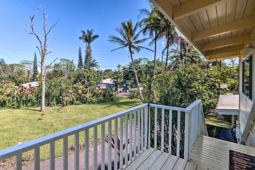 Sunny Pahoa Retreat: Snorkel, Hike & Shop!