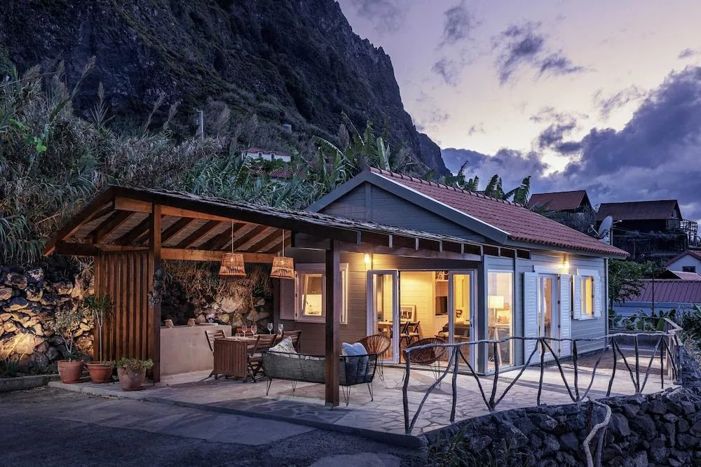 A Haven by the Sea, Casa da Rocha de Baixo