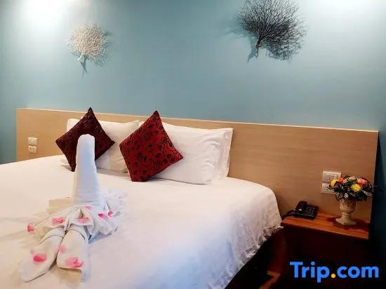 Deluxe Double room with partial view (full double bed)