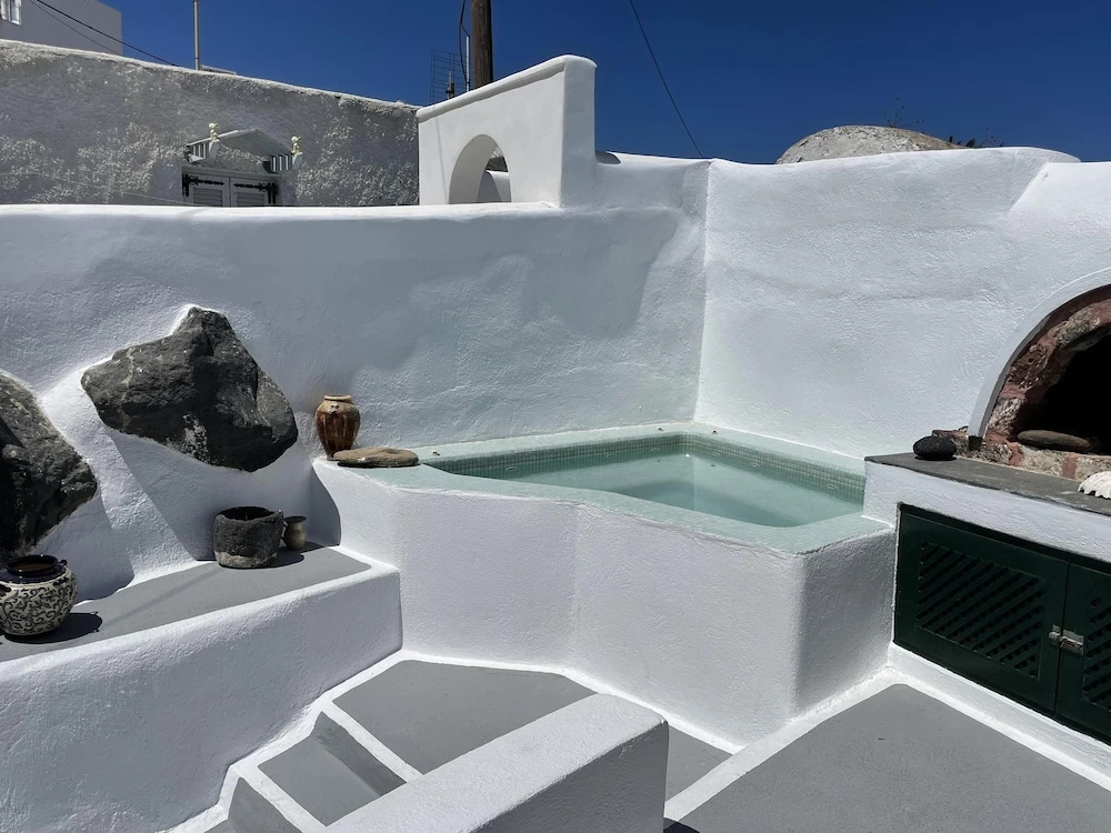 Charming 2-bed Villa in Thera With Outdoor hot tub