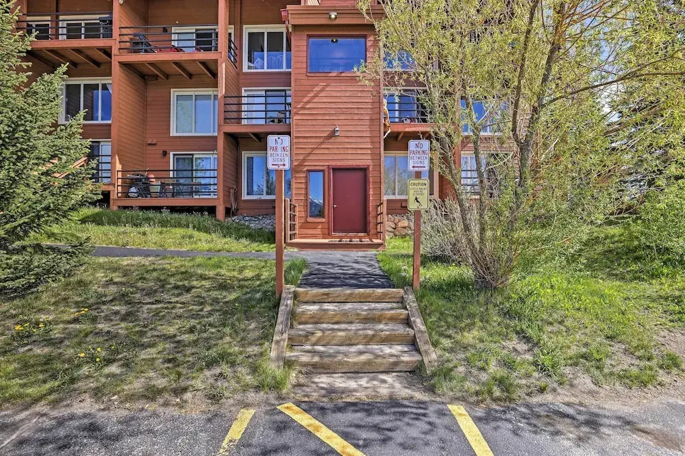 Silverthorne Condo: Patio, Mtn Views, Pool Access!