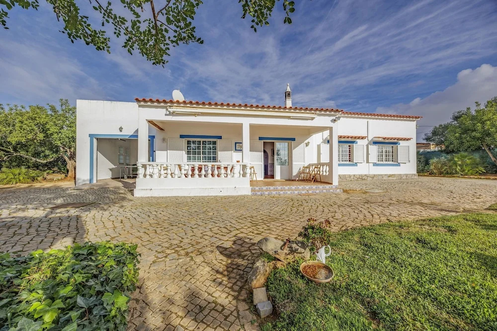 Muxima in Quelfes With 3 Bedrooms and 2 Bathrooms