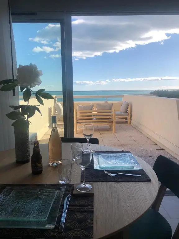 Afficher la photo 6 — Nouvelle annonce : Appartement rénové de 66m2 pleine vue mer!