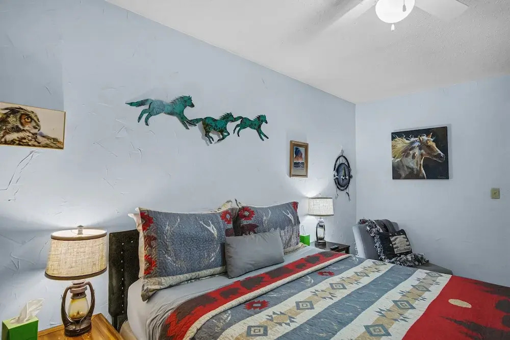 Eagle's Nest - Hot Tub, Deck & Prime Location 2 Bedroom Cabin - фото 4