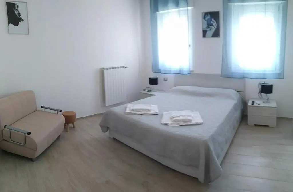 Deluxe Double room (full double bed)