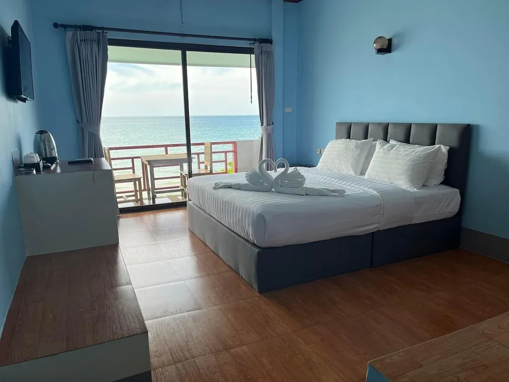 Standard room with balcony and beachfront