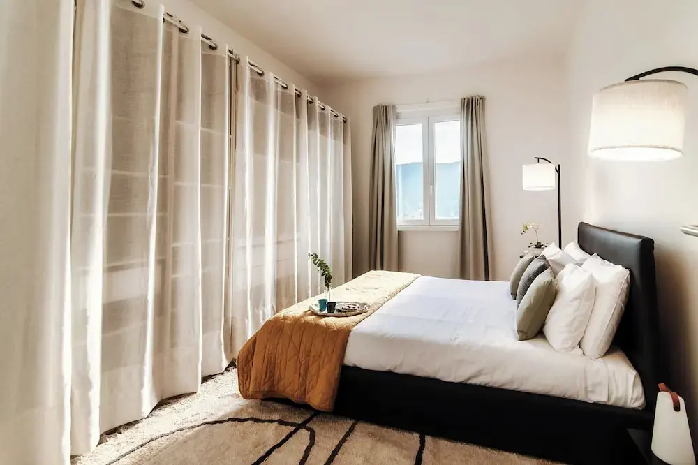 Standard room with balcony and with lake view