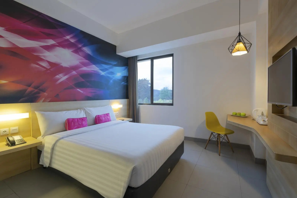 Standard room with pool view