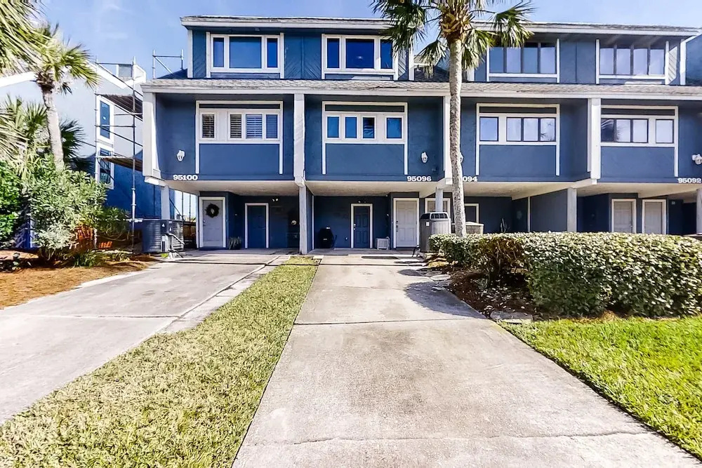 Oceanfront Townhouse With Ocean Views, Central AC, Wifi, & Outdoor Pool