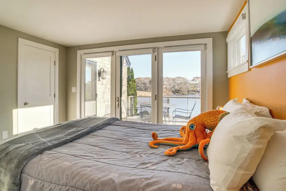 1 Mi to Ferry & Beach: Waterfront Hyannis Home! — фото