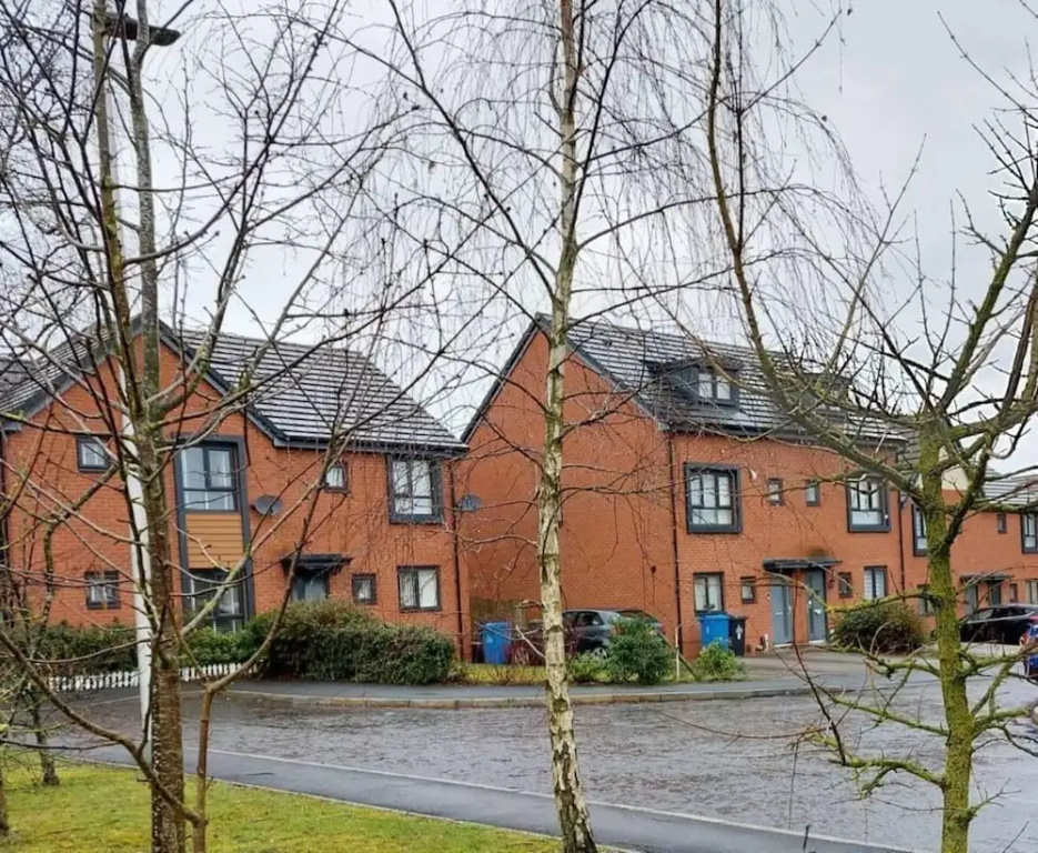 Runcorn - House - Sleeps 6 - Parking - Garden
