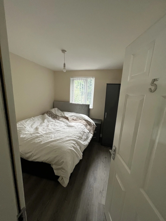1 Private Bedroom Sharing Bathroom and Kitchen