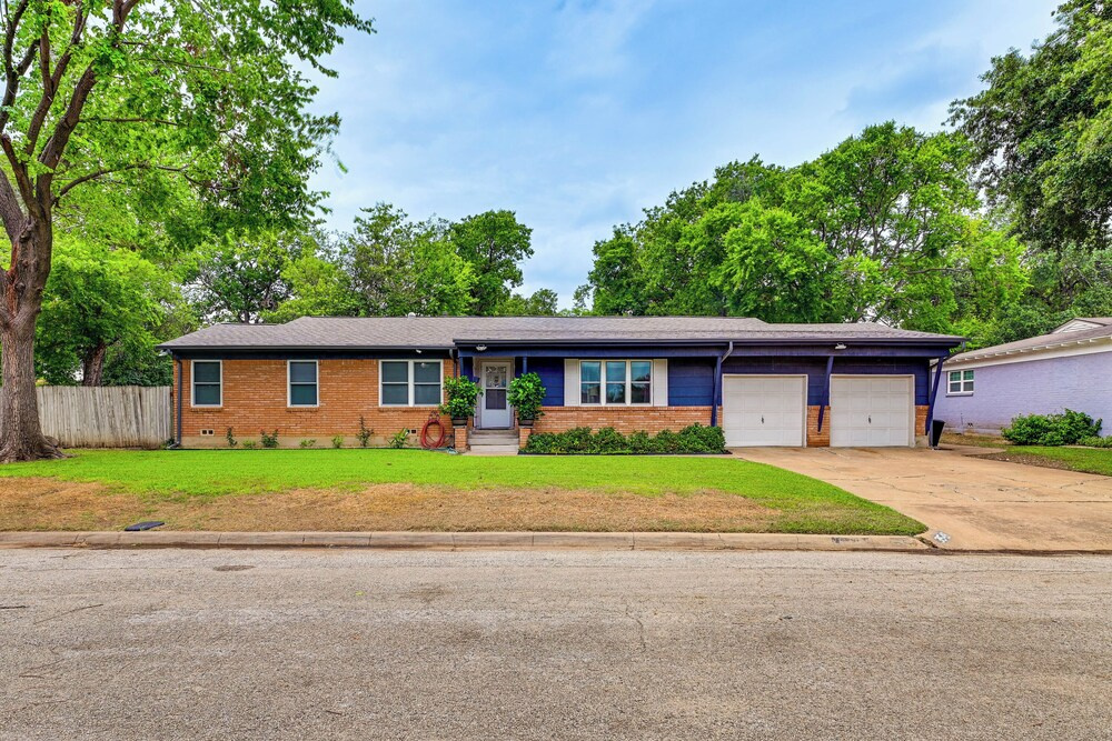 9 Mi to Dtwn: Fort Worth Home w/ Patio & Yard