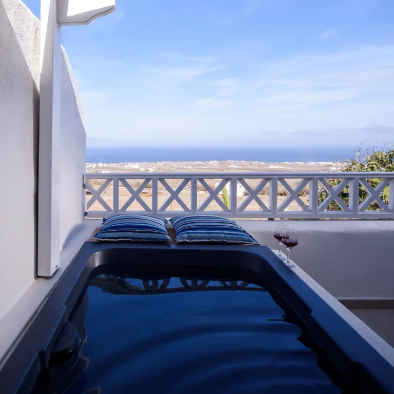 2 Bedrooms Suite with balcony and with sea view