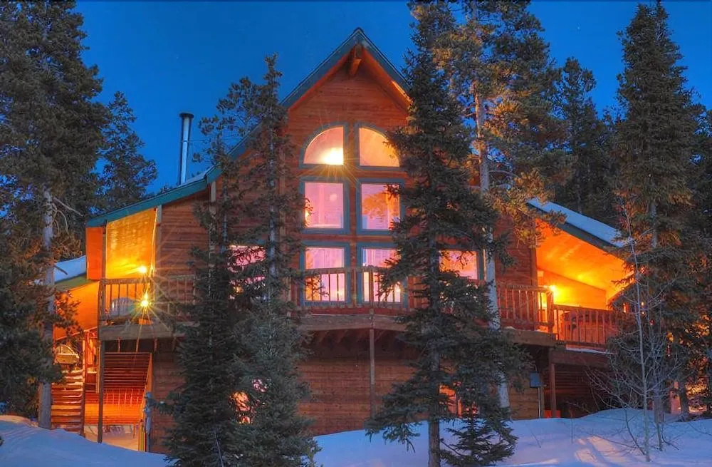 Chalet de Neige by RedAwning