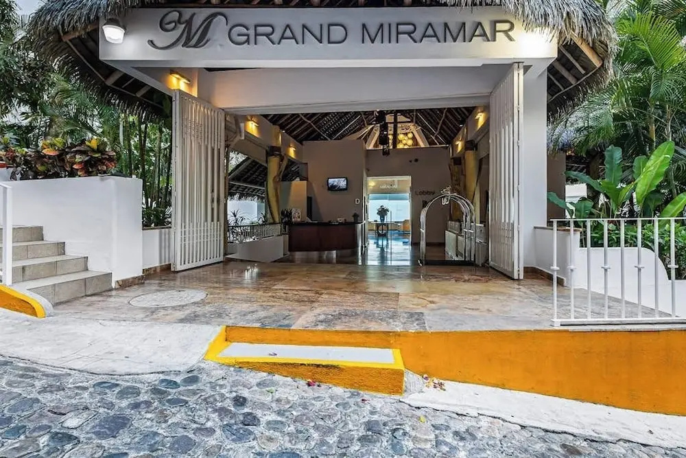 Luxurious Partial Ocean-view Suite With 3 Pools, hot Tub, gym & Balcony