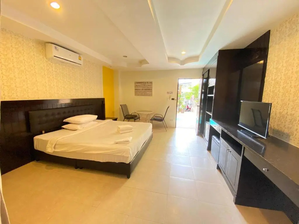 Deluxe Double room with balcony (full double bed)