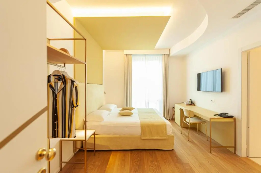Deluxe Double room with partial sea view (full double bed)