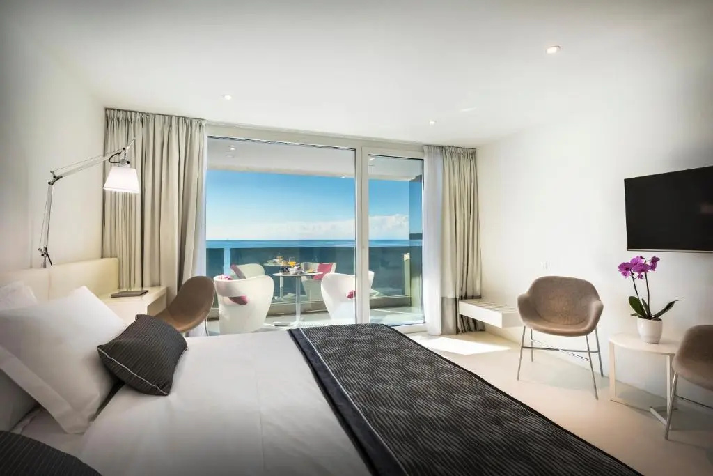 Deluxe Double room with balcony and with sea view (twin beds)