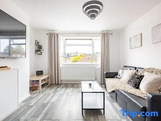 Central Wimbledon Stay, Free Parking & Fast WiFi, Long Stays Welcome & More!