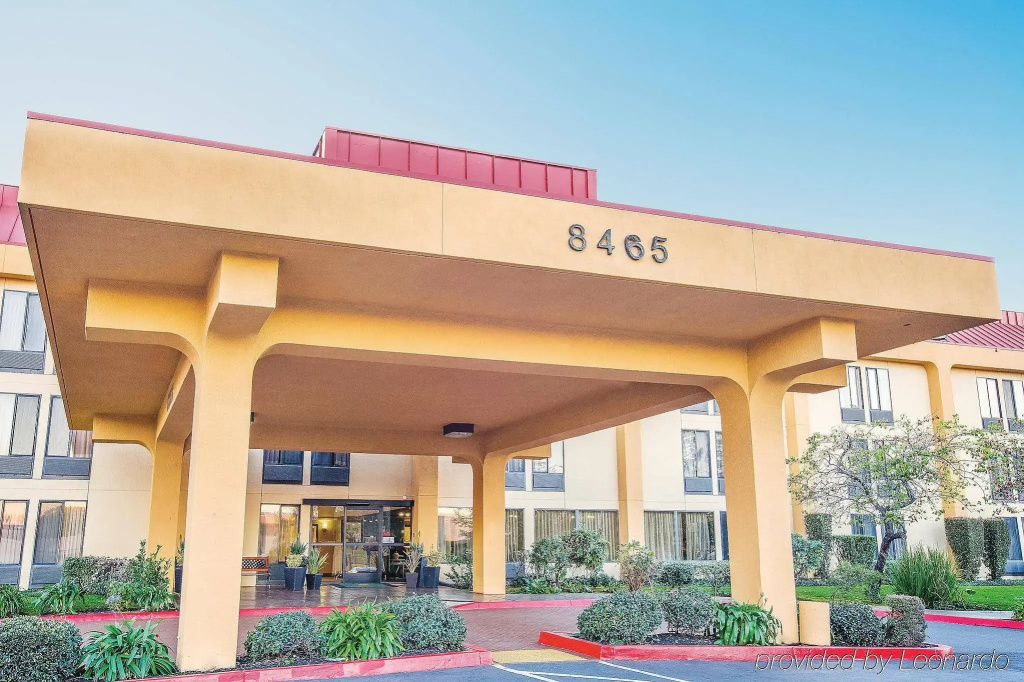 La Quinta Inn & Suites by Wyndham Oakland Airport Coliseum