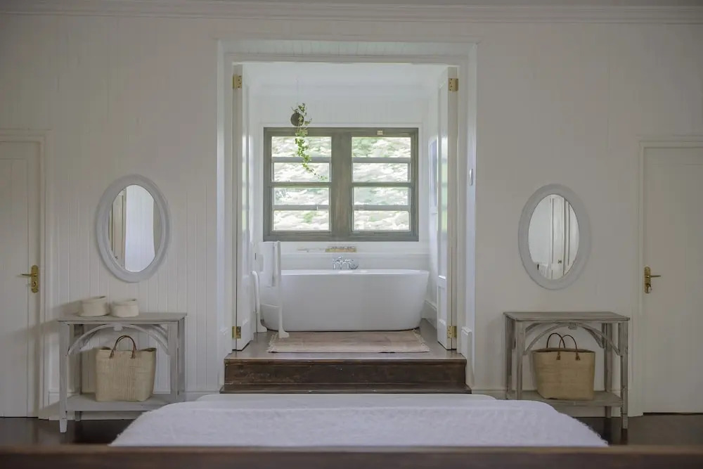 六間臥室，經典雙人房，配有雙人床。