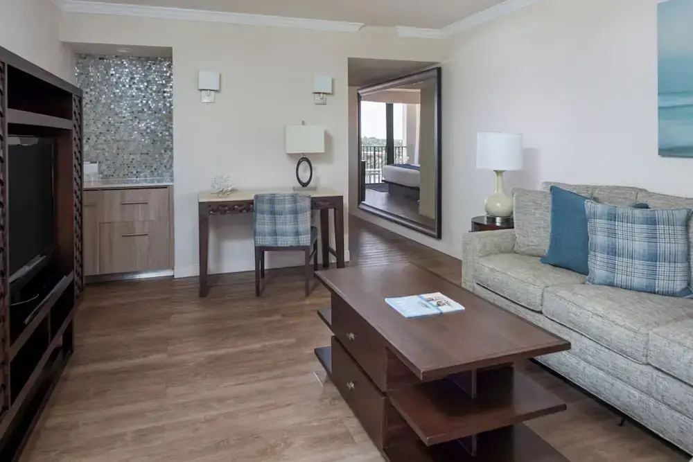 Double Junior Suite with partial ocean view (full double bed)