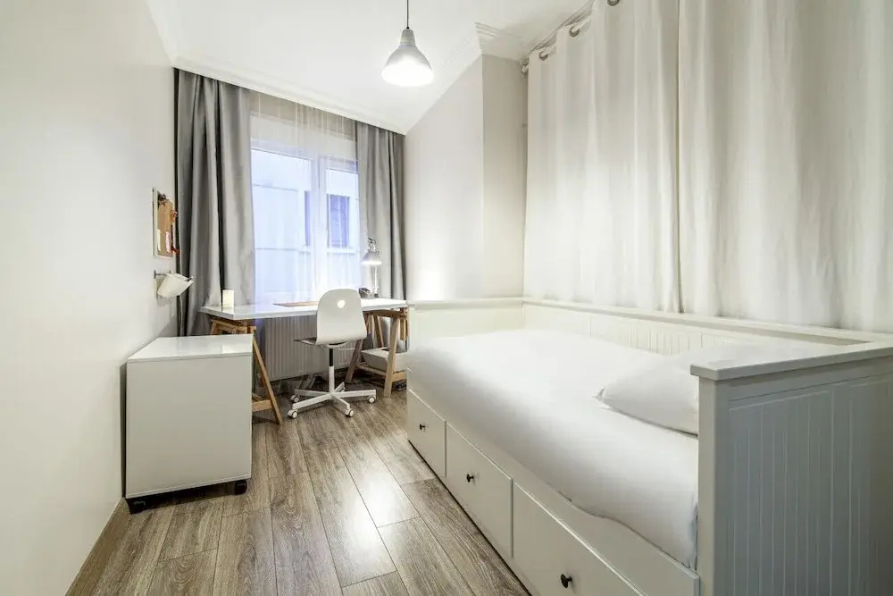 Vibrant and Central Flat with Balcony in Maltepe