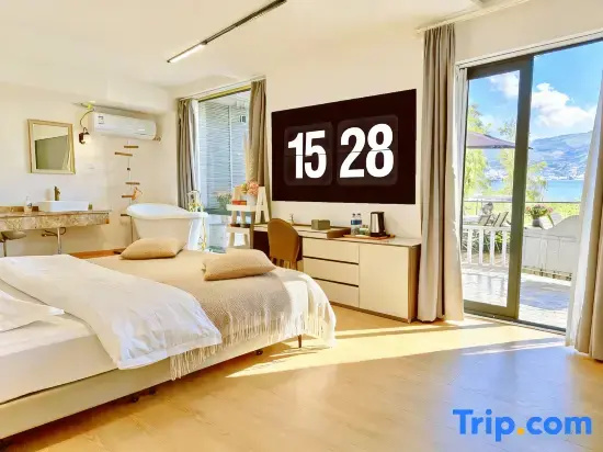 Standard Double room with lake view (full double bed)