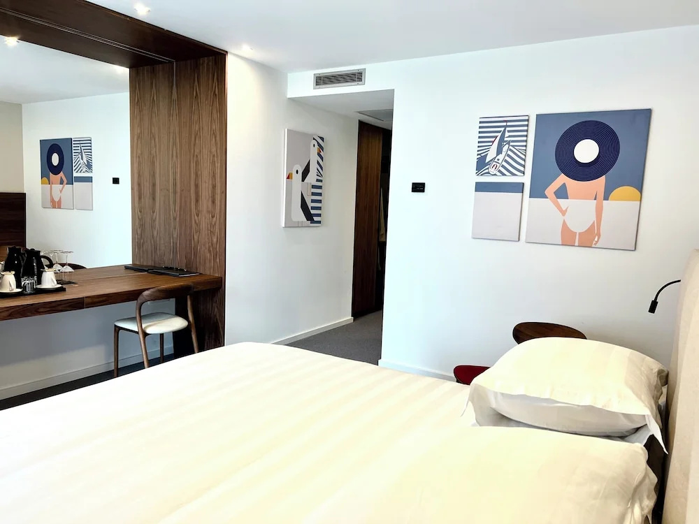 Standard Double room with partial ocean view (full double bed)