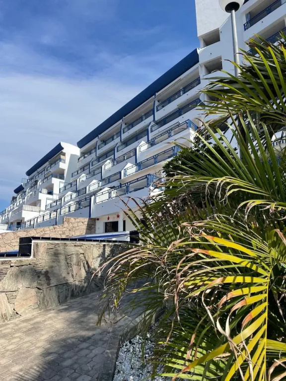 Sunny Seaview Modern apt - Pool and Beach Access