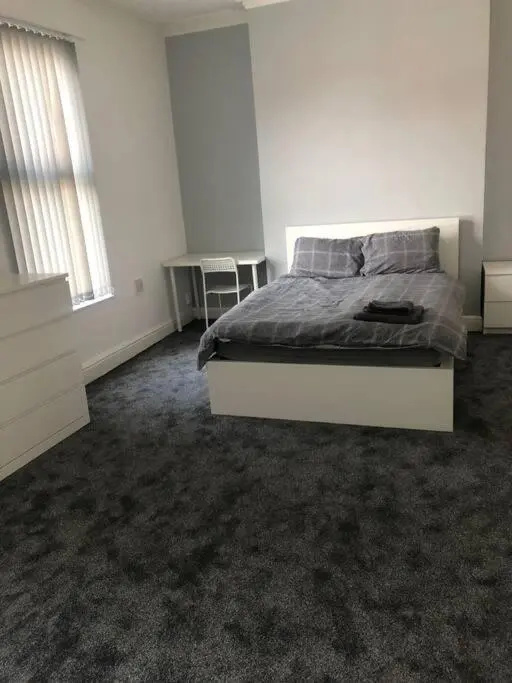 5 bed stylish & modern close to Football grounds