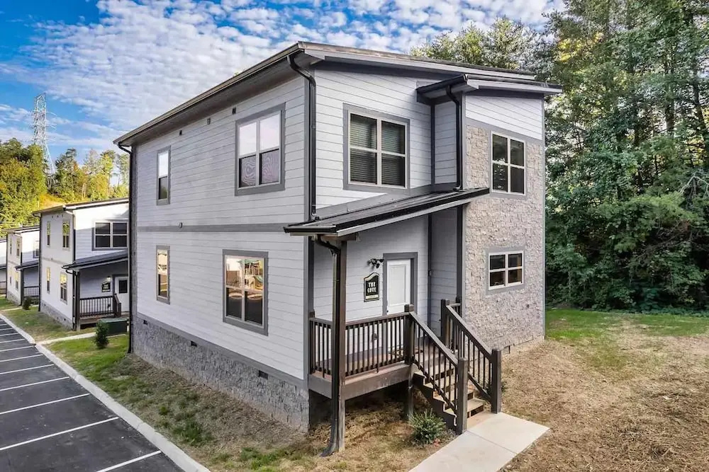Modern 5 Bedroom Cabin Close-dollywood Game Room