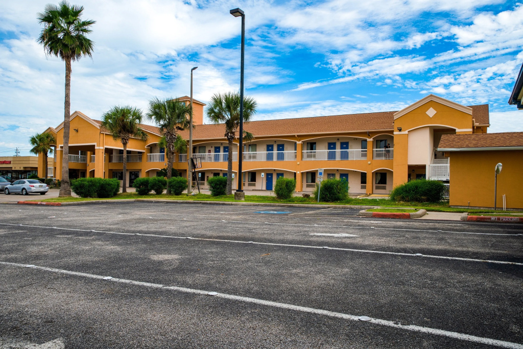 Island Inn by OYO Galveston Beach, TX